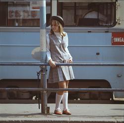 Modell med kort kjole utenfor trikken til Disen.