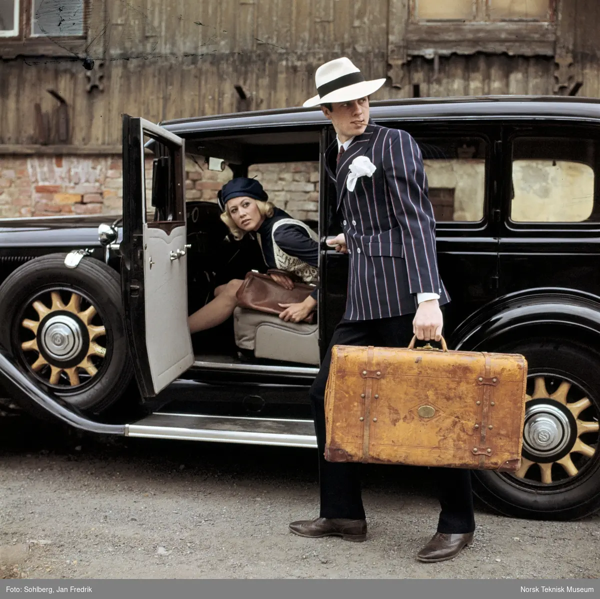 En kvinnelig og en mannlig modell viser høstmote. Fra en serie fotografier publisert i Det Nye 26.6.1968 til motereportasjen "Bonnie & Clyde".