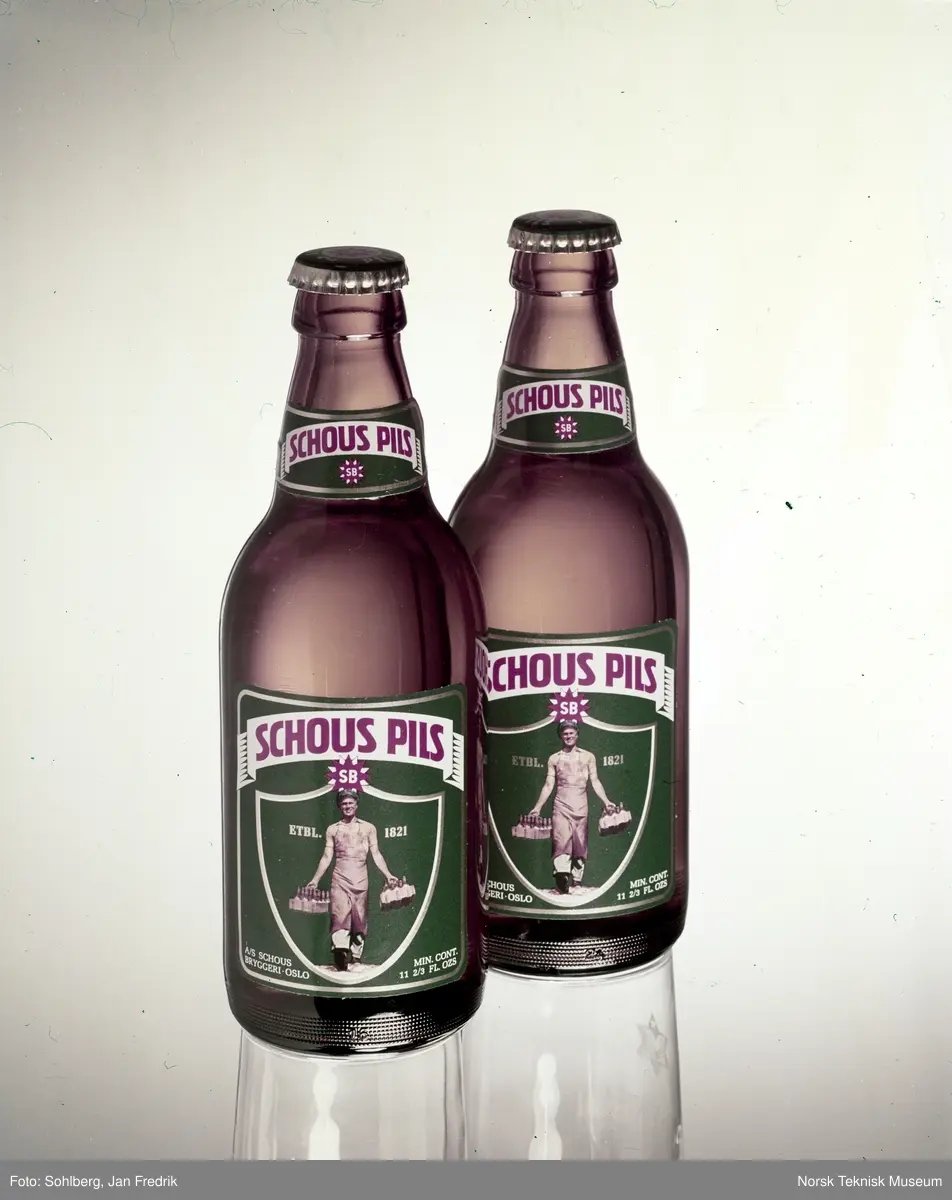 Produktfoto av to flasker Schous pils.