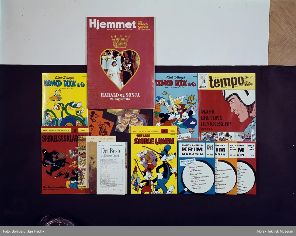 Mange forskjellige norske ukeblader og tegneserier. Øverst ligger et Hjemmet med bilde fra bryllupet til kronprins Harald og kronprinsesse Sonja. Ellers er det bl.a. Tempo, Donald Duck & Co., Krim magasin og Det Beste.
