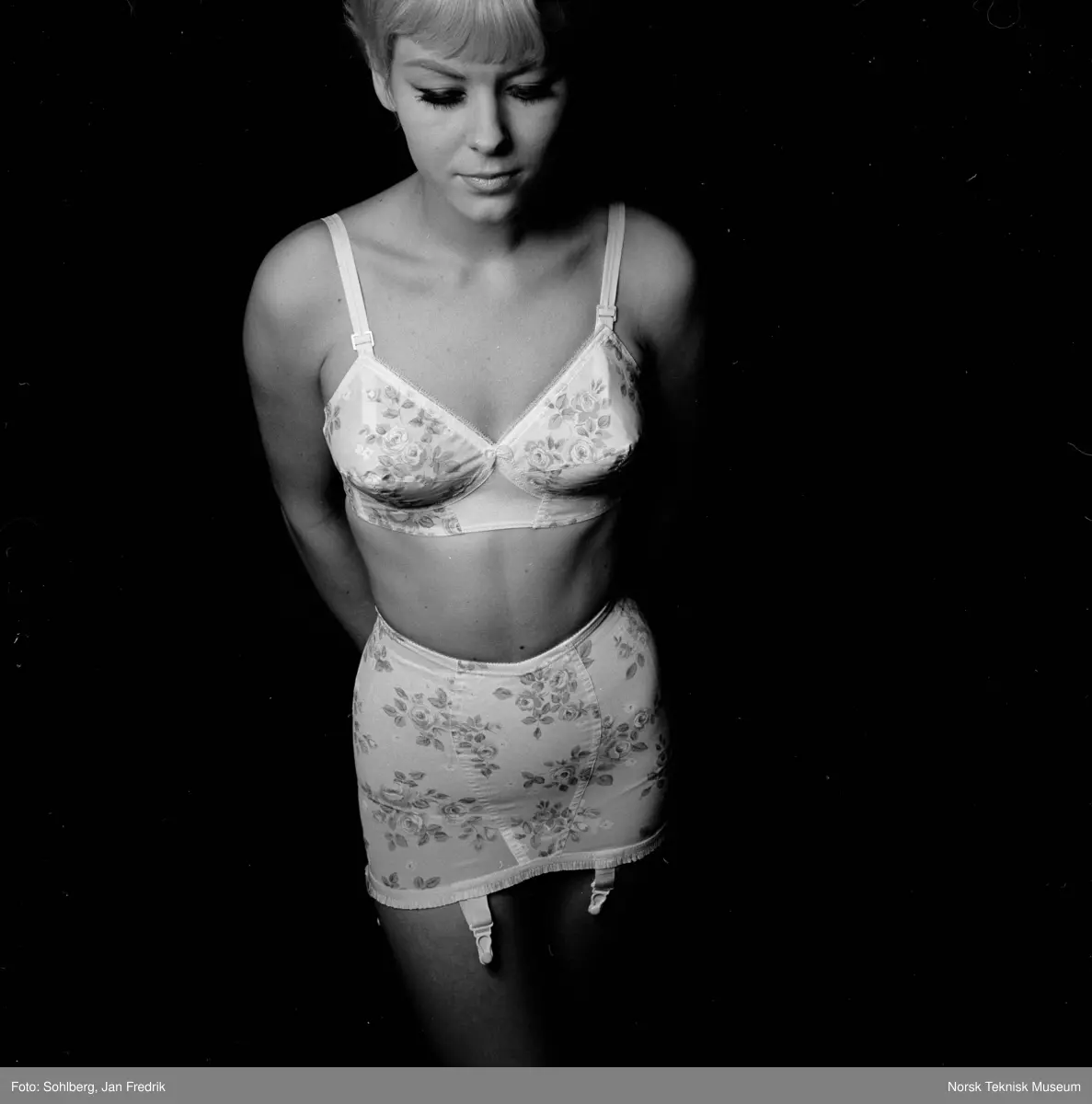 Tidlig norsk motefotografi.
Info fra fotografens originalemballasje; 20/10-64, v/ L. Breien., N. Dameblad, undertøy m/ Sissel Hoff og Gerd Krogvold. Fra en serie til Norsk Dameblad nr. 52, 1964, kalt "Det lille under"