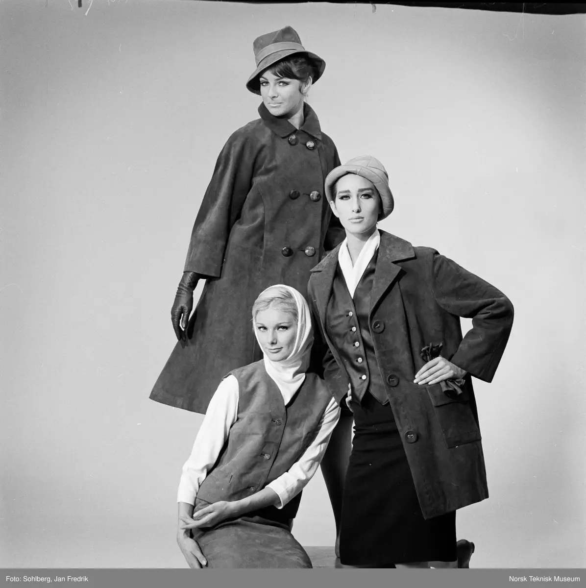 Motefotografi, tre kvinner i skinnklær, 1964.