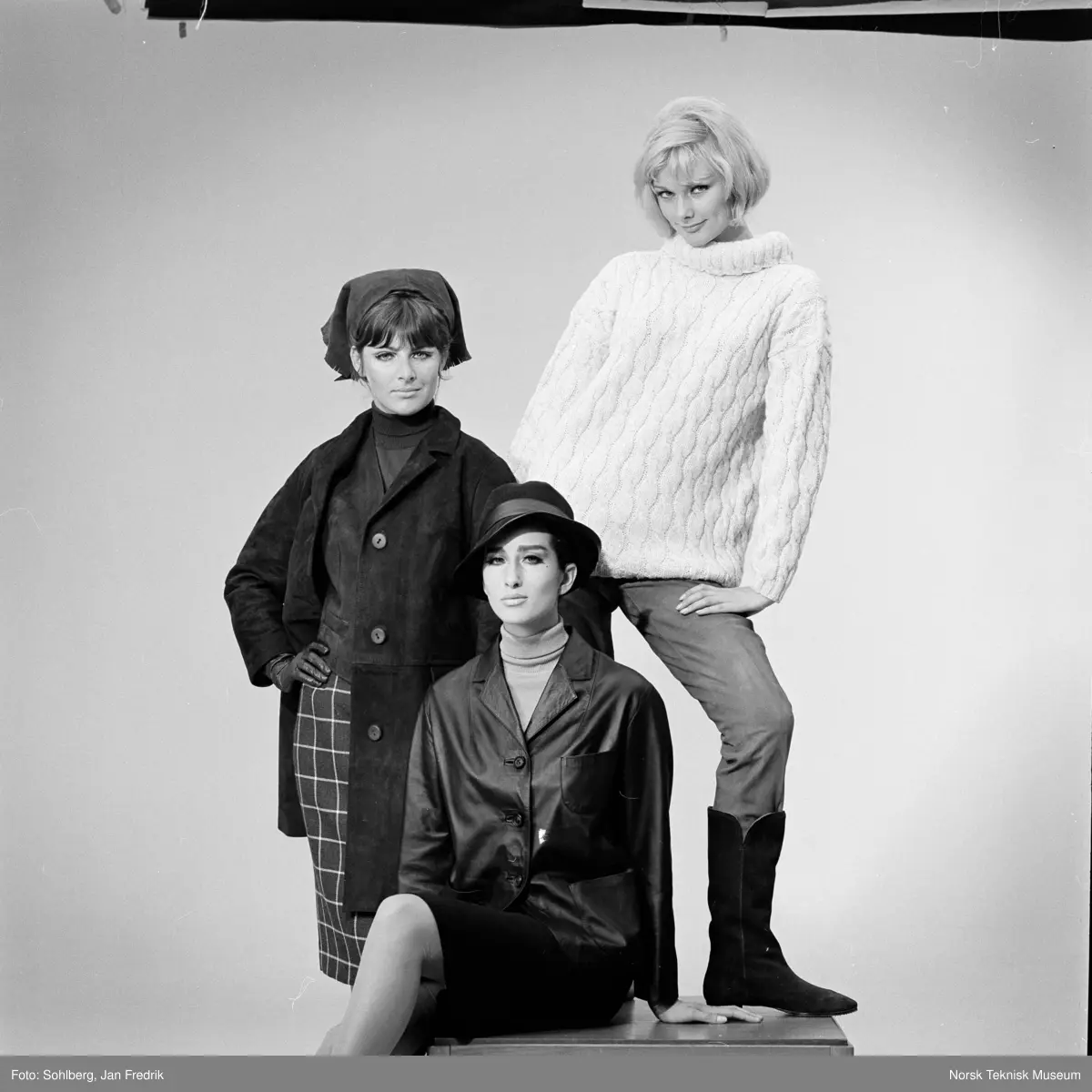 Motefotografi, tre kvinner i skinnklær, 1964.