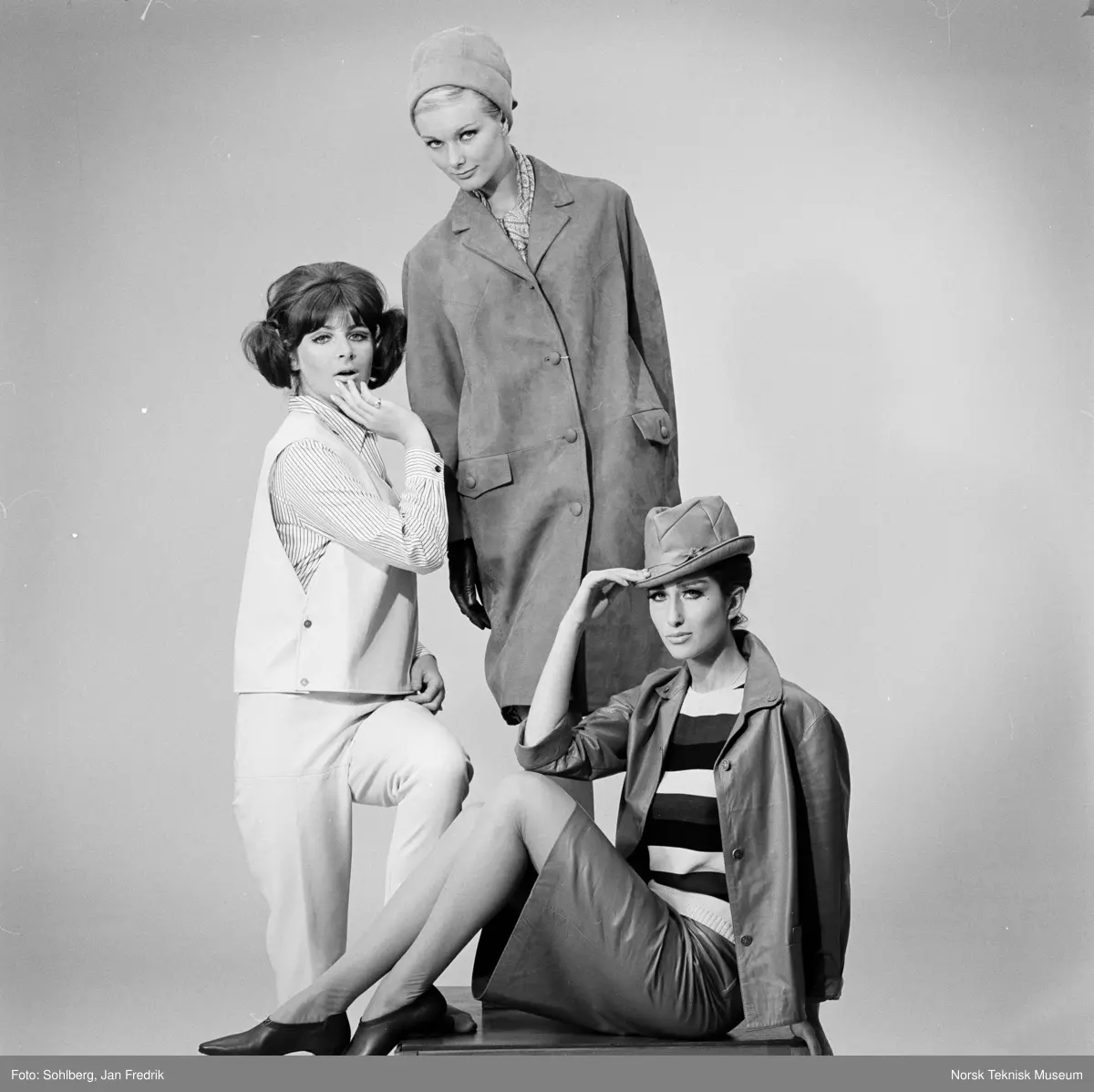 Motefotografi, tre kvinner i skinnklær, 1964.