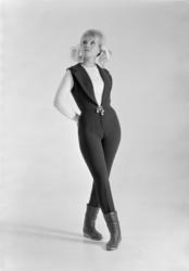 Tidlig norsk motefotografi. Kvinnelig modell viser 1960-tall