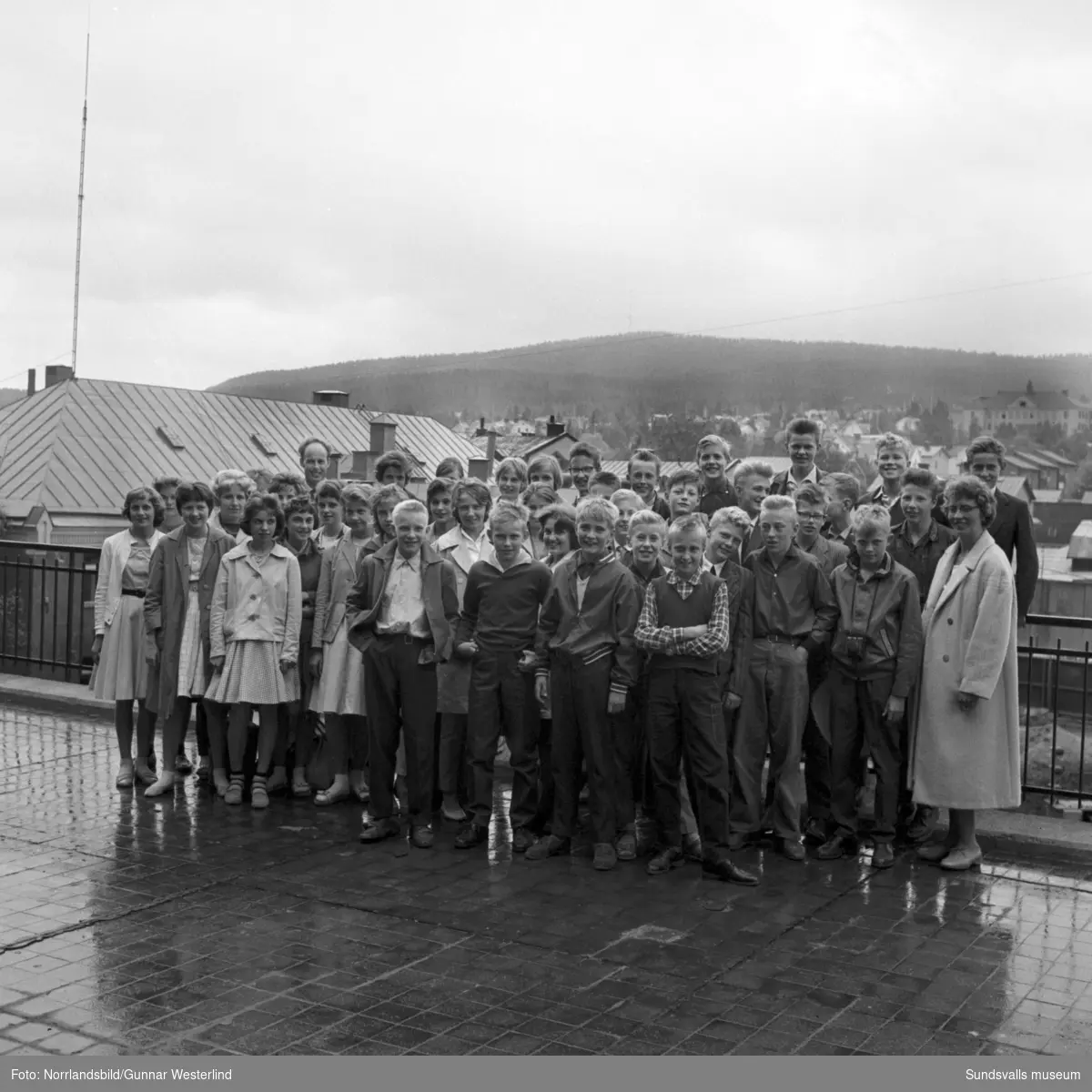 Elever från Bispgårdens skola besöker Dagbladet. Gruppfoto på tidningens terass.