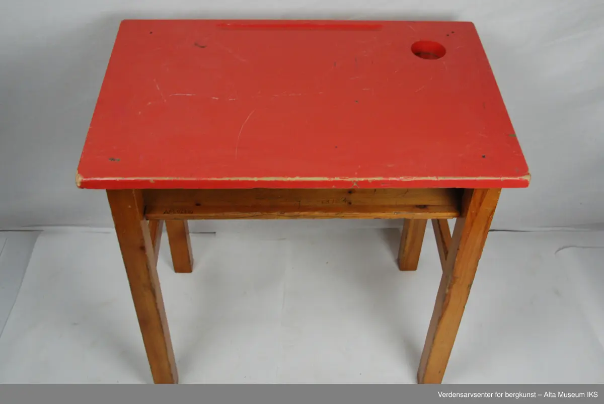 Form: Pultplate m/hylle og fordypning for blekkhus/skrivesaker
