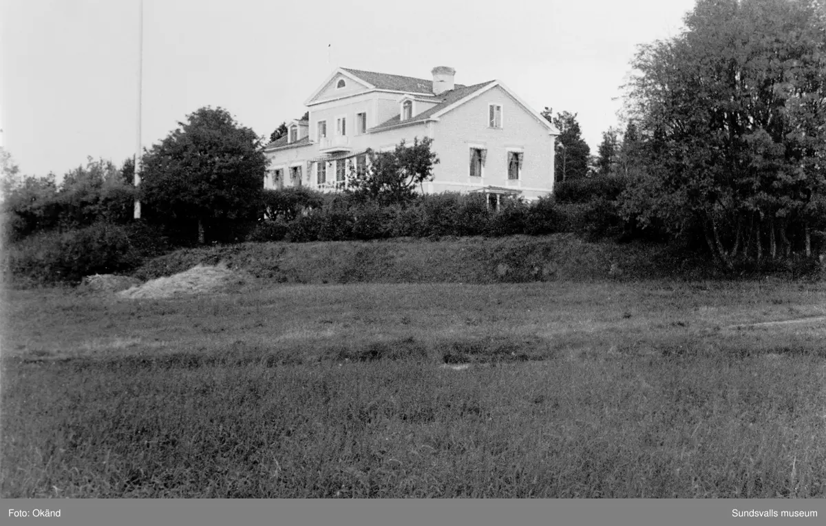 Exteriörer från Bergsåkers gård. Fotografier hämtade ur album från gården.