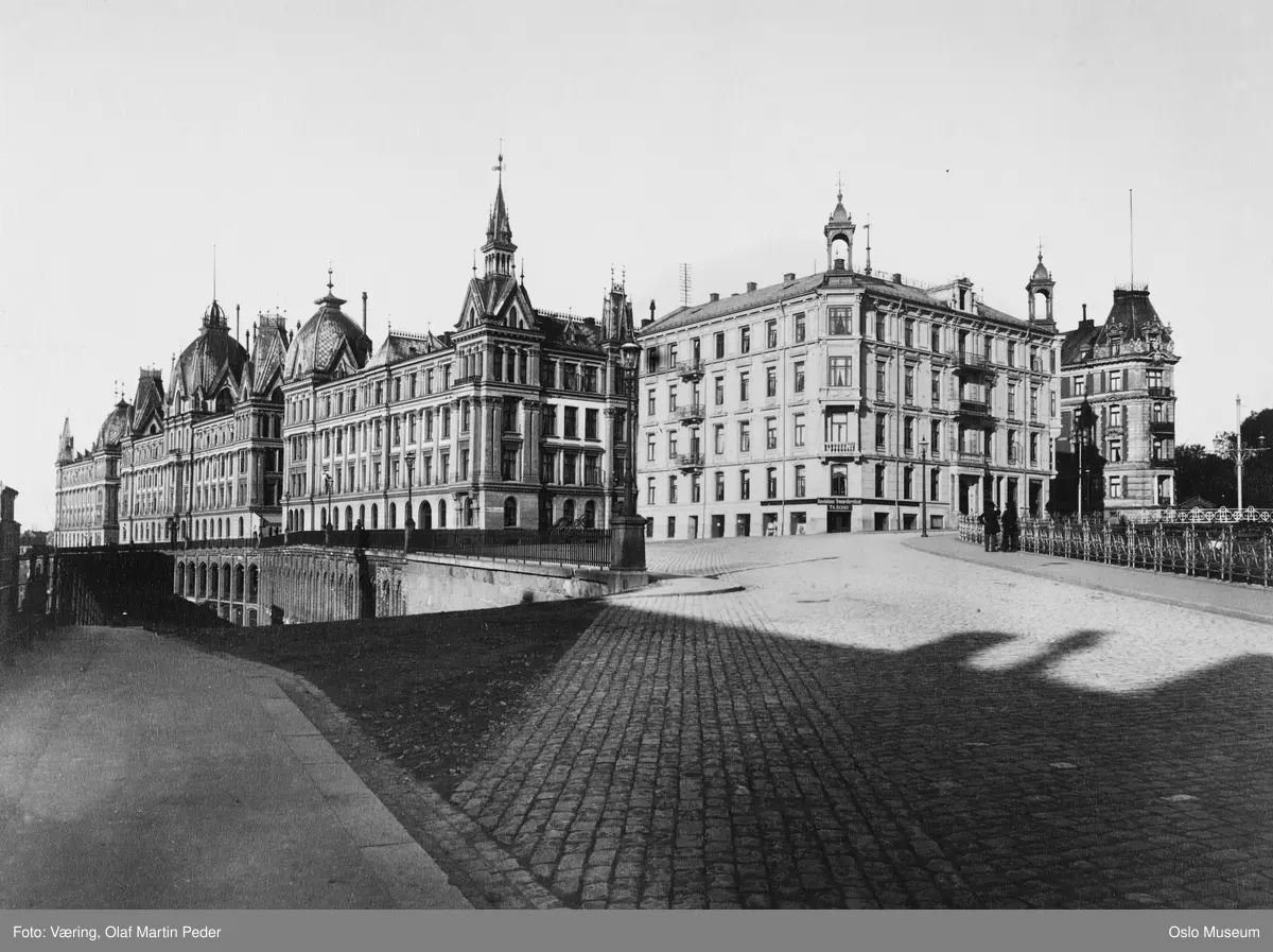 Victoria terrasse med basarene i sokkelen, fotografert rundt 1900