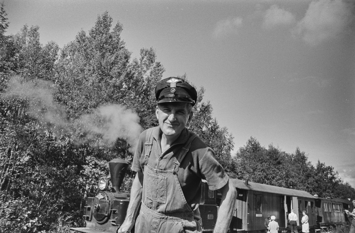 Preben T. Hysing foran lok 4 Setskogen. Hysing var formann i Andelslaget Hølandsbanen.
