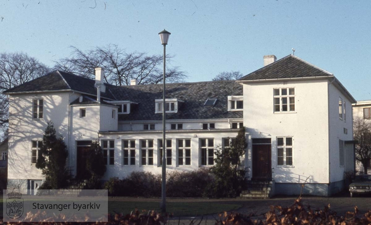 Opprinnelig Hetland prestegård, oppført i 1855. Stavanger kommunale barnehjem holdt til her fra 1912 (landets første offentlige barnehjem)...Rogaland infanteriregiment nr 8, senere Rogaland regiment, holdt tilhold i bygget frem til (2002?)