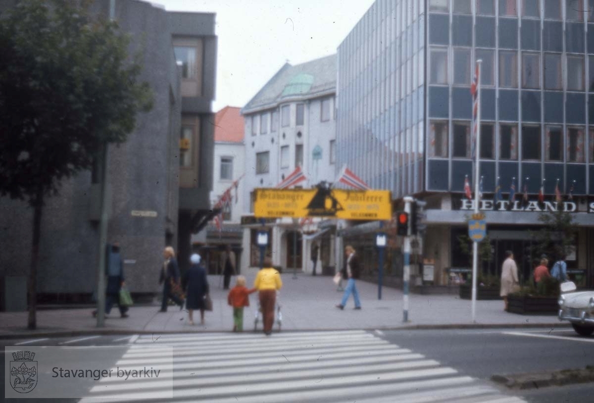 Sparekassen tll venstre.Hetland sparebank til høyre