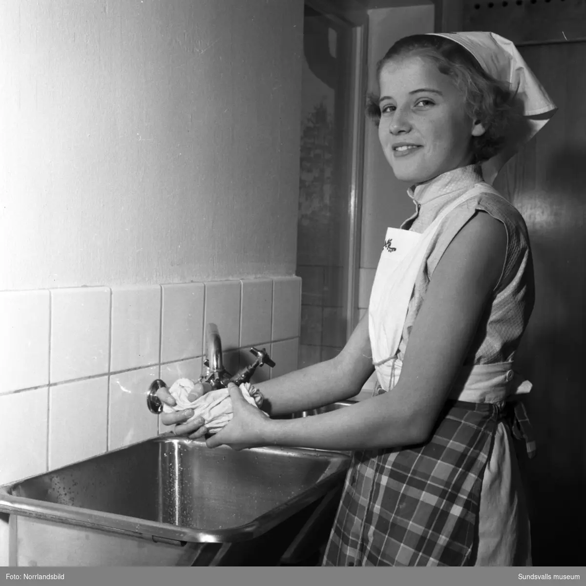 Interiörbilder från Hagaskolan med barn och personal i korridorer och klassrum.