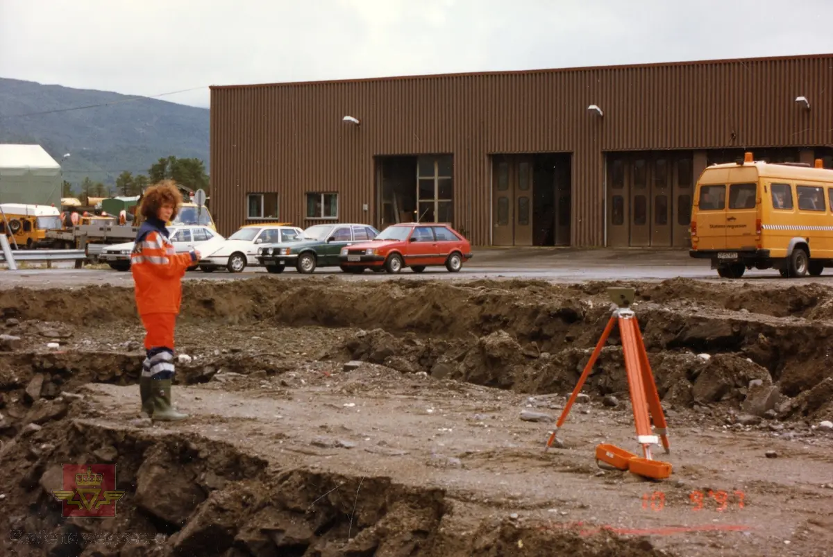 Ny vegstasjon på Fauske med oppstart på byggearbeid  09.09 1997.  Grunnarbeid er i gang på tomten og korrekte høyder settes. 
Se flere bilder fra byggearbeidet fra september 1997 og fram til 25. 05.1998 ved å følge pilen til høyre. De fleste av bildene av byggearbeidet fra Fauske vegstasjon er lagt inn i denne registreringen. Bildene viser armering, støping og et bygg som reiser seg.