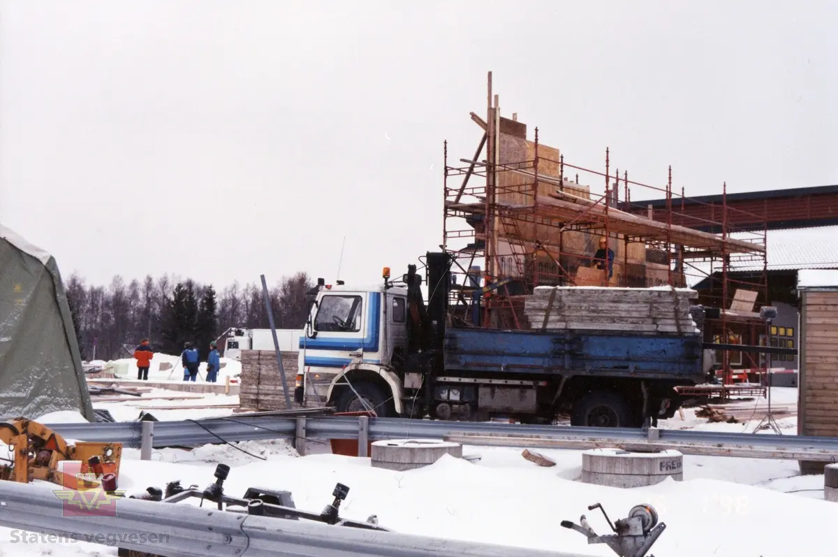 Ny vegstasjon på Fauske med oppstart på byggearbeid  09.09 1997.  Grunnarbeid er i gang på tomten og korrekte høyder settes. 
Se flere bilder fra byggearbeidet fra september 1997 og fram til 25. 05.1998 ved å følge pilen til høyre. De fleste av bildene av byggearbeidet fra Fauske vegstasjon er lagt inn i denne registreringen. Bildene viser armering, støping og et bygg som reiser seg.