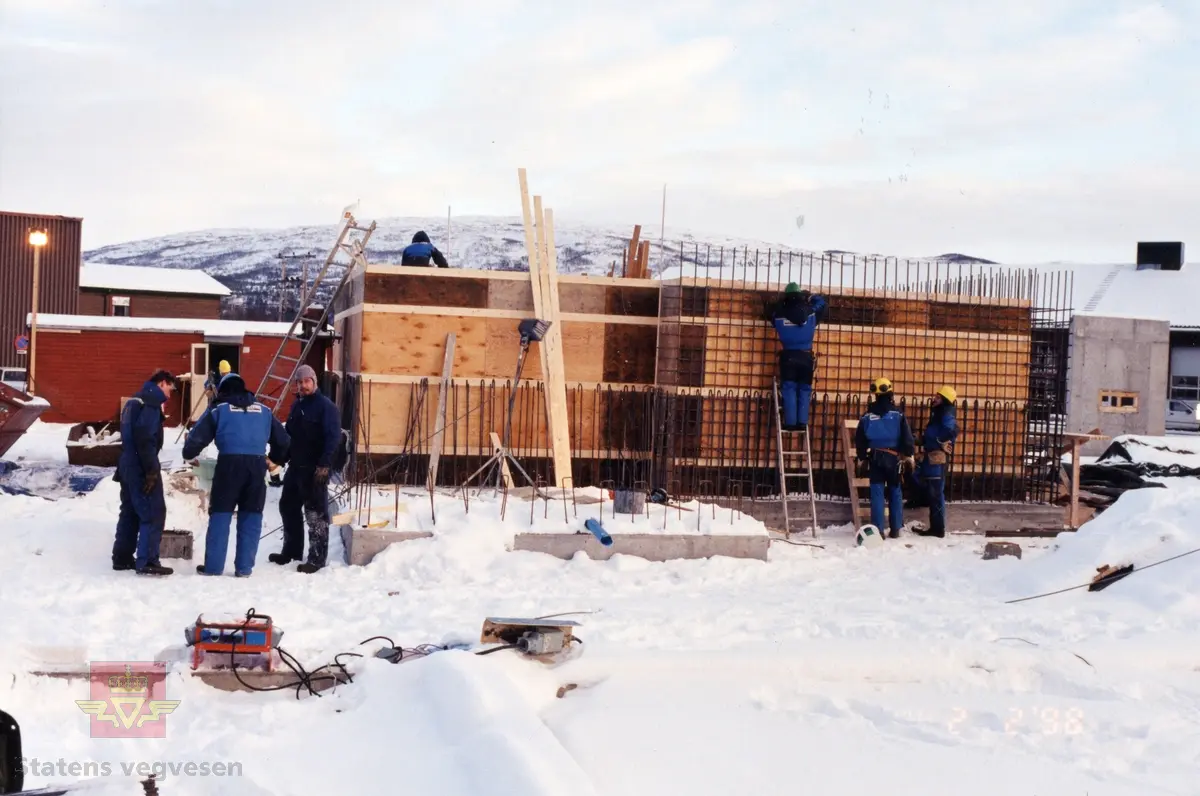 Ny vegstasjon på Fauske med oppstart på byggearbeid  09.09 1997.  Grunnarbeid er i gang på tomten og korrekte høyder settes. 
Se flere bilder fra byggearbeidet fra september 1997 og fram til 25. 05.1998 ved å følge pilen til høyre. De fleste av bildene av byggearbeidet fra Fauske vegstasjon er lagt inn i denne registreringen. Bildene viser armering, støping og et bygg som reiser seg.