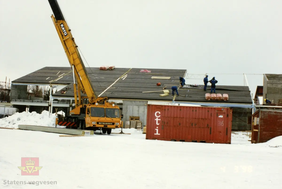 Ny vegstasjon på Fauske med oppstart på byggearbeid  09.09 1997.  Grunnarbeid er i gang på tomten og korrekte høyder settes. 
Se flere bilder fra byggearbeidet fra september 1997 og fram til 25. 05.1998 ved å følge pilen til høyre. De fleste av bildene av byggearbeidet fra Fauske vegstasjon er lagt inn i denne registreringen. Bildene viser armering, støping og et bygg som reiser seg.