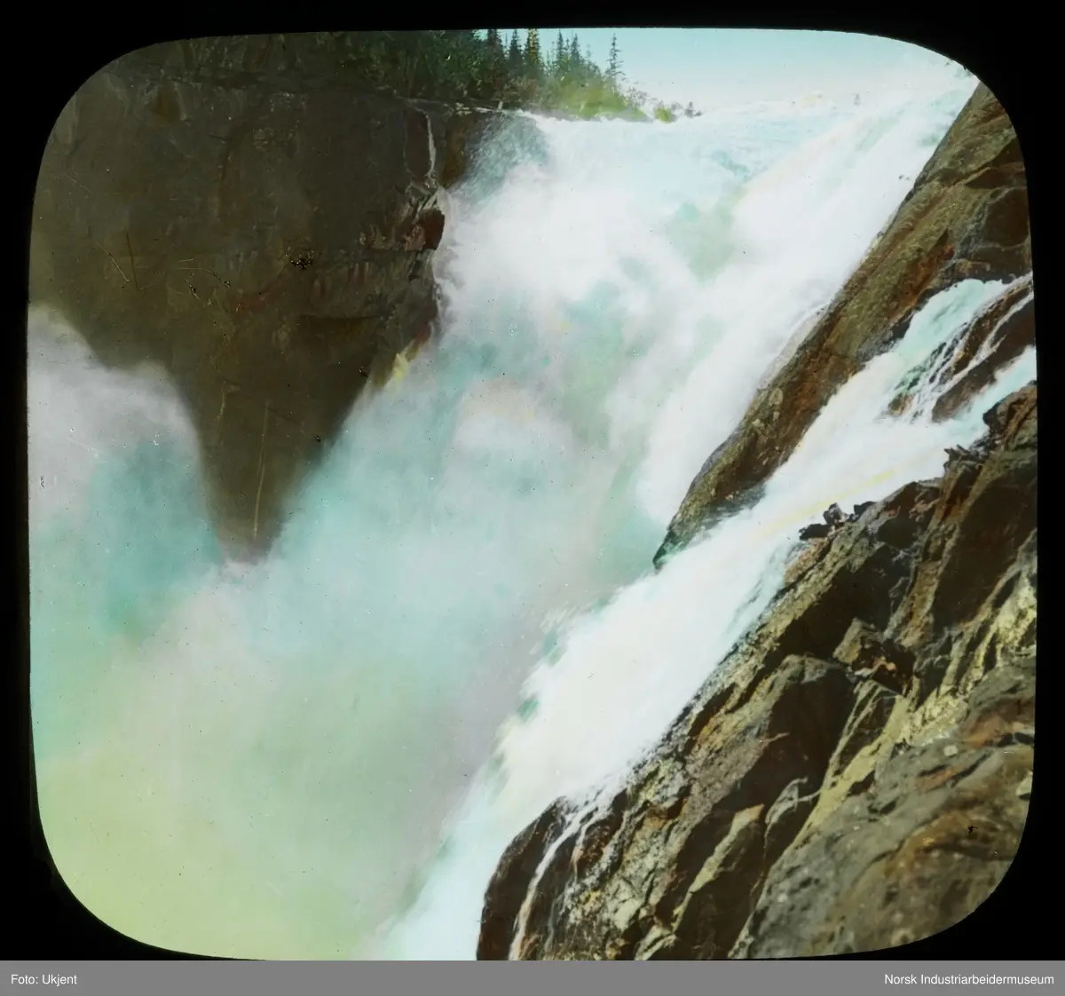 Øvre del av Rjukanfossen, rett nedenfor Krokan dam. Håndkolorert eldre bilde.