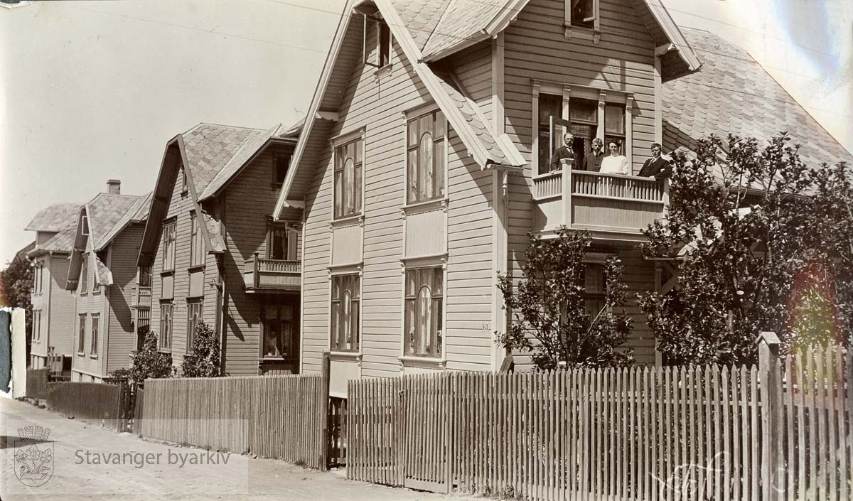 Nærmeste hus er Kong Carls gate 63.Videre nr. 65, 67 og 71