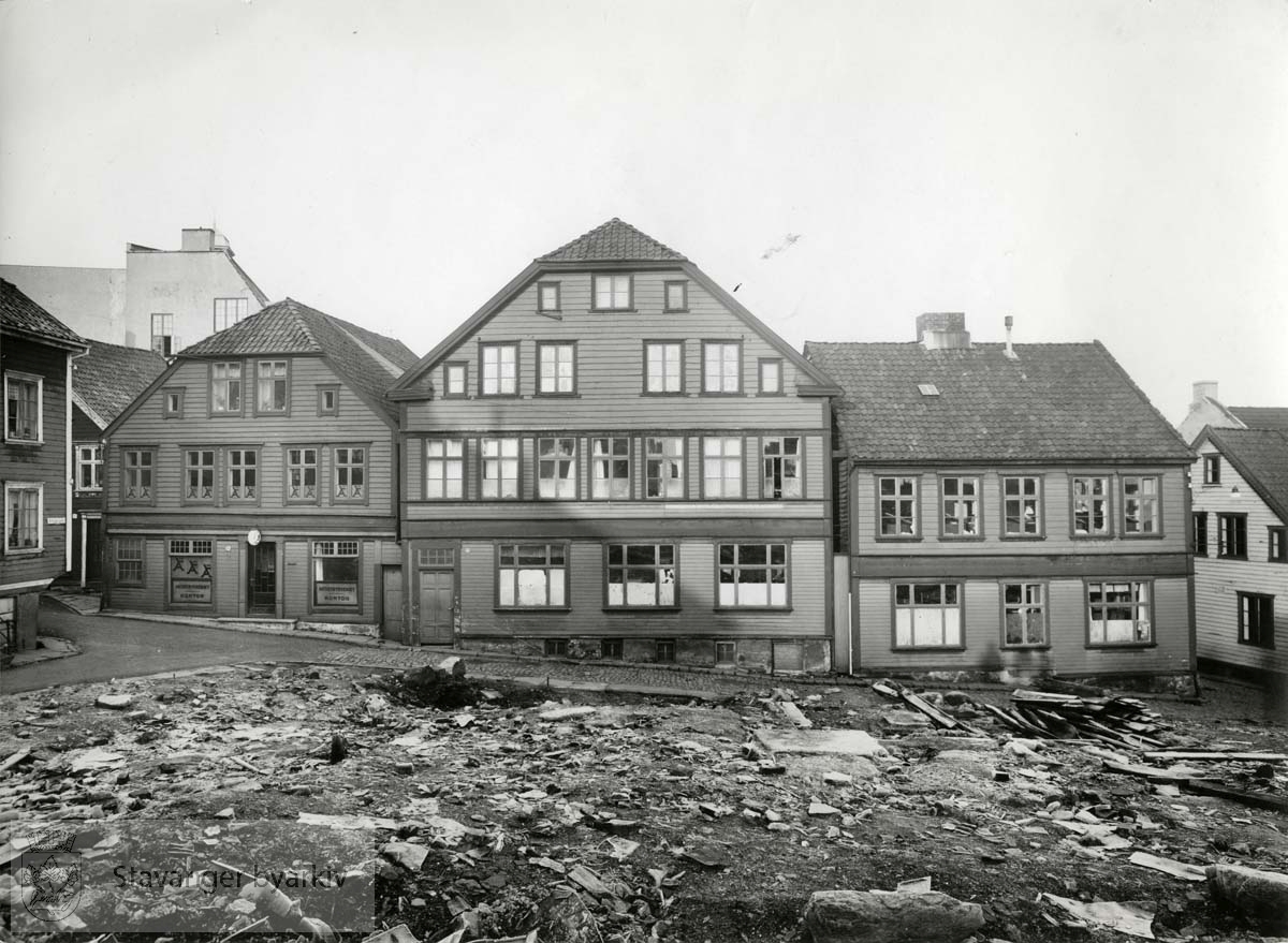 Arneagergate 10 helt til venstre. Litt av Steinkargaten 8 kan også skimtes. Bakkegaten 1 (revet oktober 1939) synes nederst til høyre.