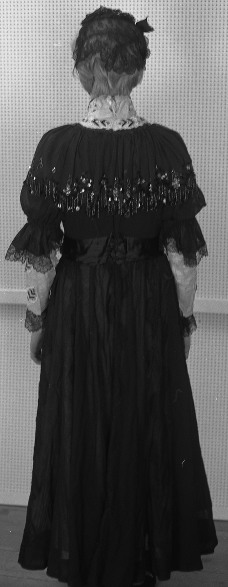 Kjoleskjørt og-liv, bakfra.