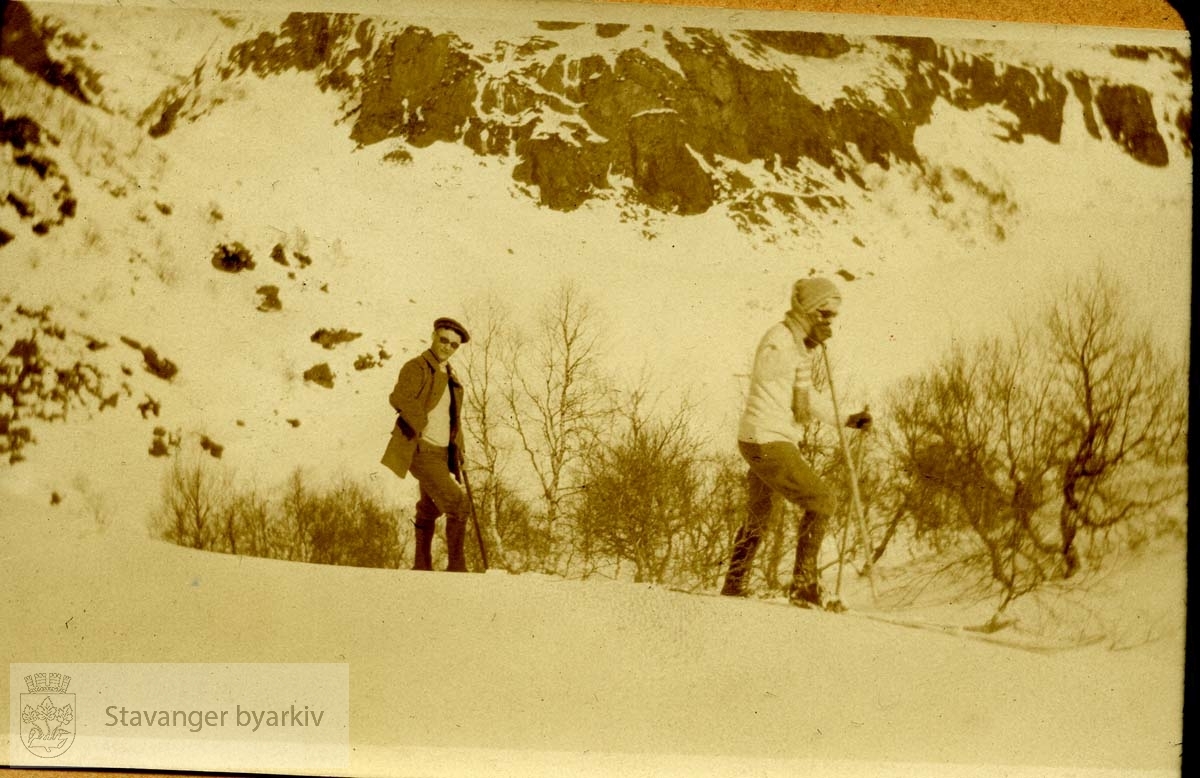 To menn på ski i fjellheimen