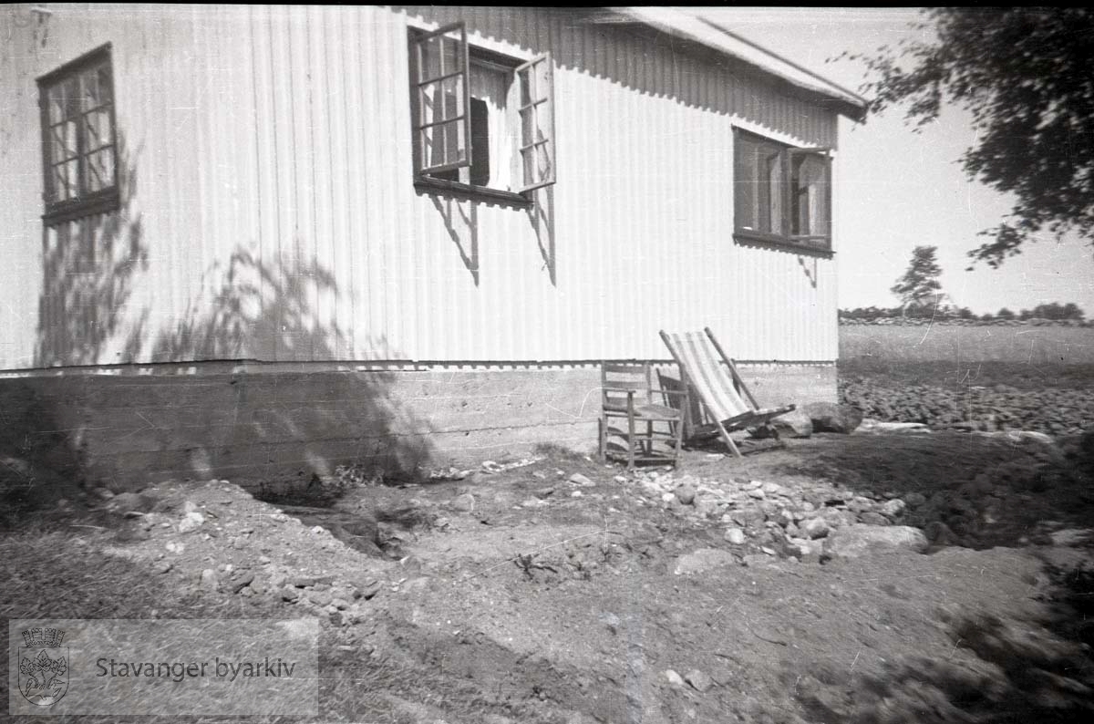 Hytte eller sommerhus..Fluktstol langs husveggen.