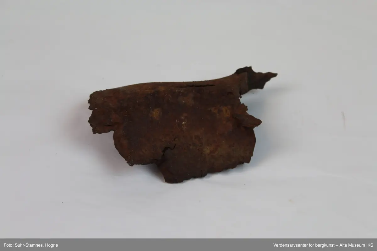 Et jernfragment med uregelmessig form.