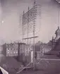 Telefonnät, troligen i Malmö år 1890. Telefongalge monterad på tak.