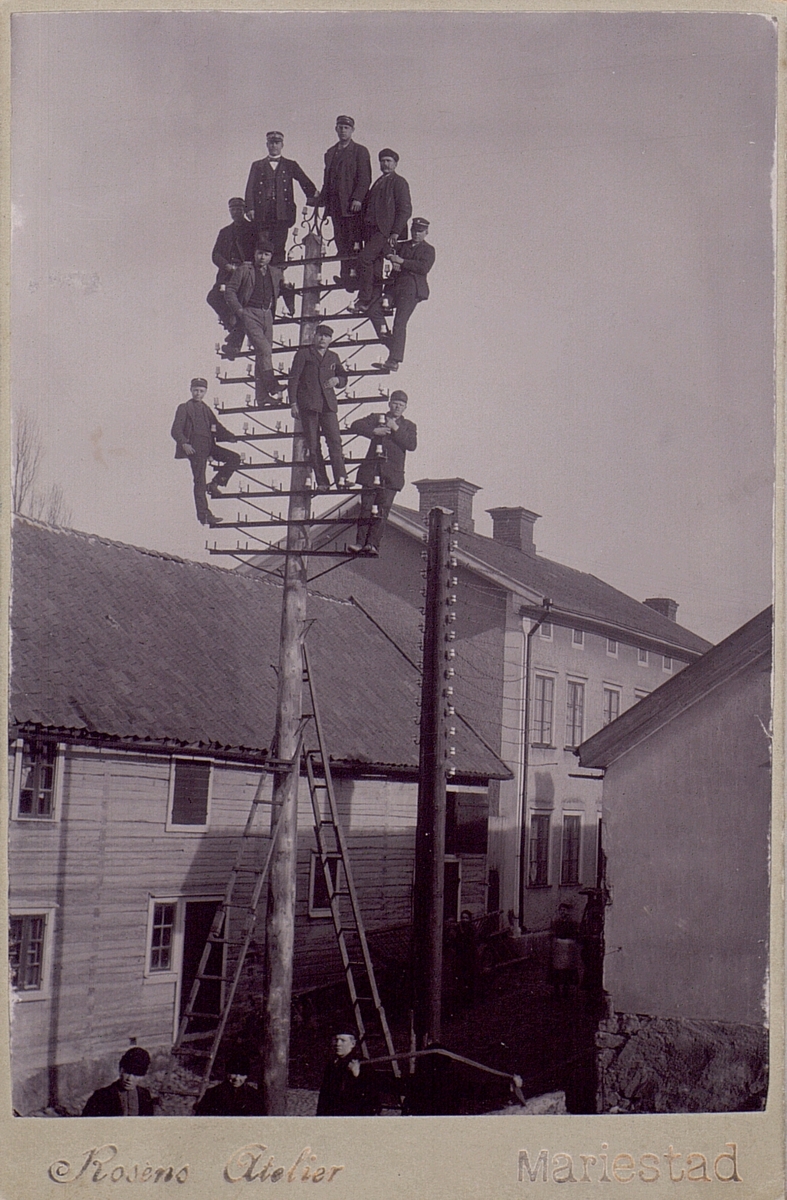 Förman Persson med arbetslag i inledningsstolpe till. Mariestads telefonstation år 1896.