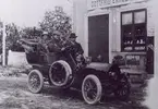 Foto från en inspektionsresa till den automatiska telefonväxeln i Björksta (Enköping) år 1913. Växeln levererad av AB Autotelefon och ersatte en automatväxel, som 1904 levererades av Telegrafverkets verkstad. Från vänster: ingenjörerna Grahn, Betulander och Joel Jansson samtliga från AB Autotelefon.