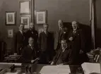 Telegrafdirektörsrummet i Malmö. Sittande från vänster: Fkr C Sandström,sedemera Tk i Landskrona, Tgfdir A W Persson. Stående från vänster: Kr Carl Ståhl, Kr Willy Prior, sedemara Tk i Lund, Kr Gabriel Wassberg, sedemera Tk i Trelleborg, Fkr H J Rungquist och Kr NF Runquist.