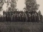 Stockholm-Örebro-Göteborg. Den första rikskabeln. Gruppfoto  av skarvningspersonal med kabel- chefen Nils Hedén, sommaren 1923 i Örebro.