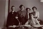 Telestyrelsen före 1916. Kalle Lénberg, Elisabet Sche- din, Hedely Carlberg, Karin Pyk, Greta Carlsson.