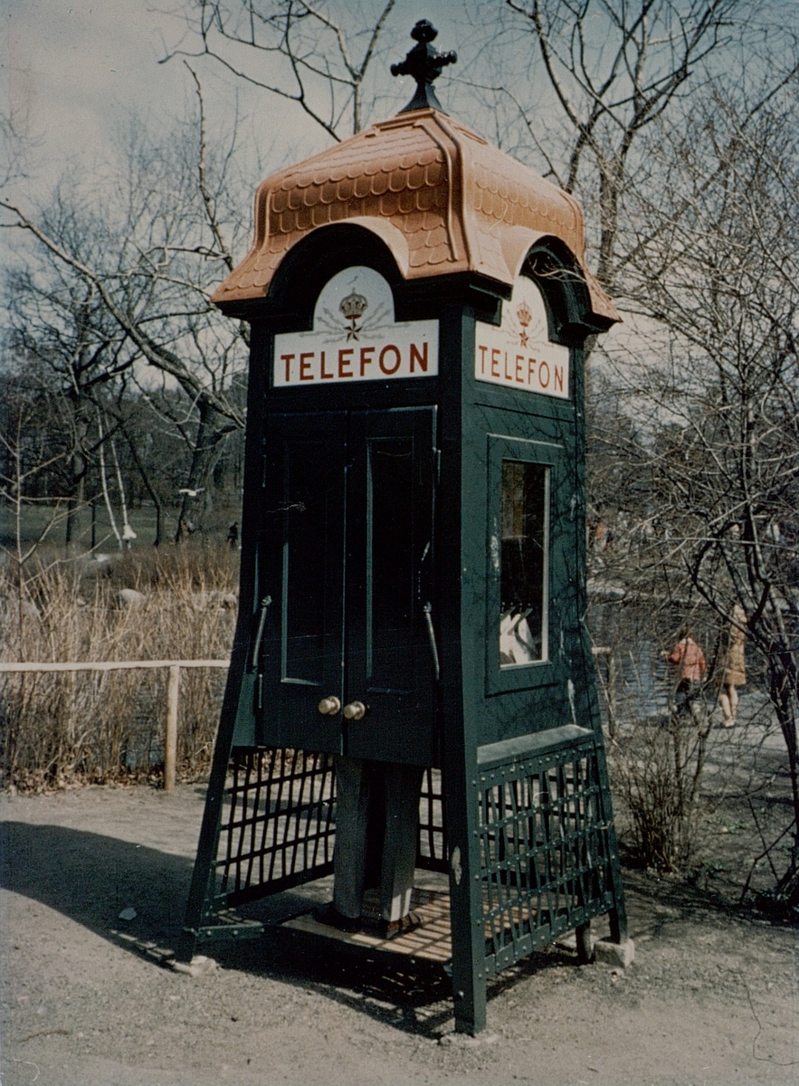 Telefonkiosk på Skansen. Efter restaurering år 1971.