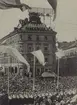 Göteborg Allmänna telefonföreningens telefonstation var inrymd i översta våningen av detta hus. Anlades 1883, övertogs av telegrafverket år 1896. Fotot taget vid avtäckningen av Karl IX statyn. (