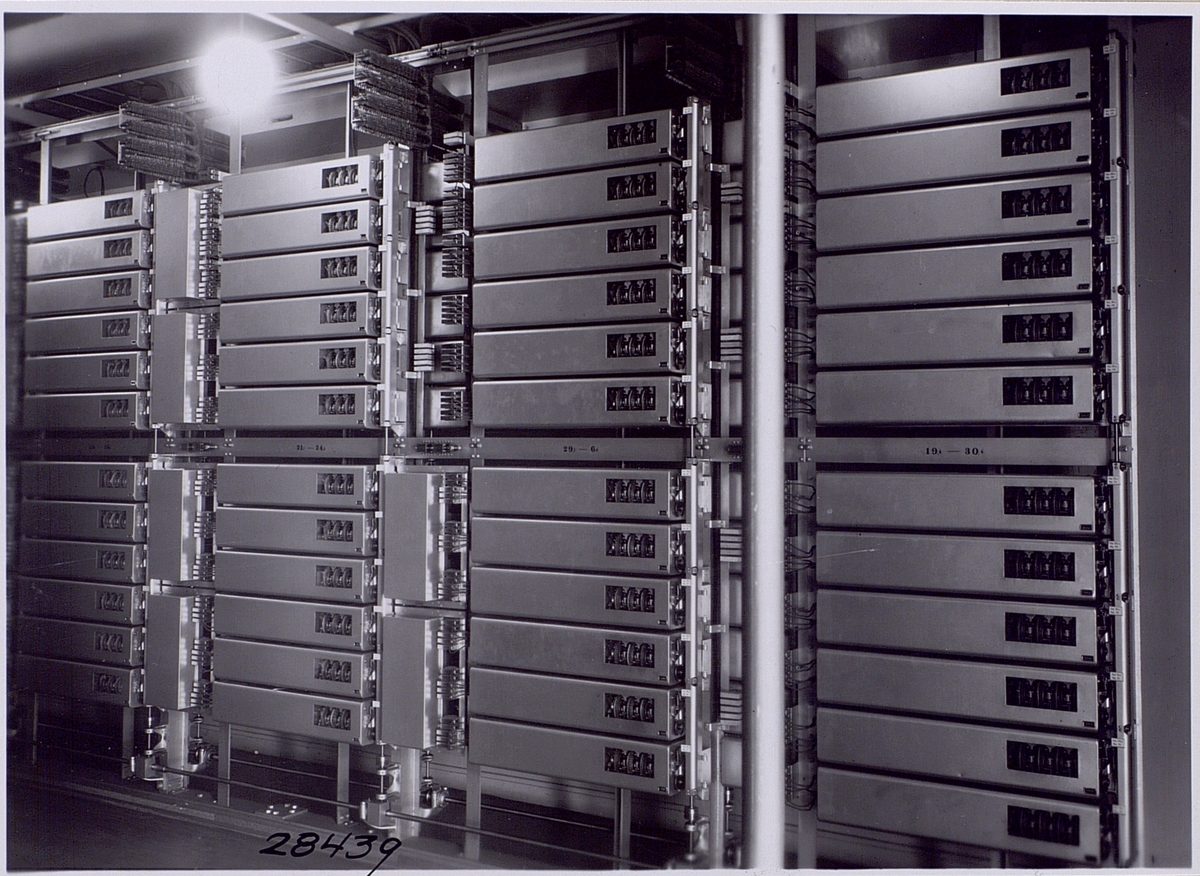 Stockholm Namnanropstation. Stativ med register och expeditionsreläplåtar .