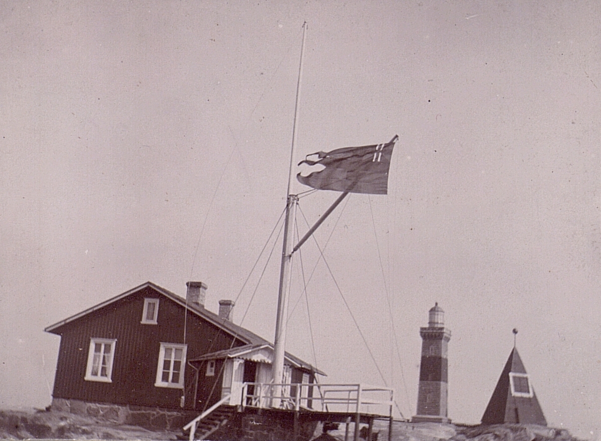 Signalmast och lotsbostad i Vinga omkring 1897.