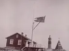 Signalmast och lotsbostad i Vinga omkring 1897.