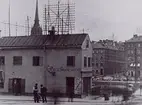 Telefonstativ på huset Västra Slussgatan 2 (1890-talet). Stockholms Allm. Telefon A.B.