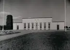 Motala 1935. År 1934 utbyggdes stationen från förutvarande 30 kW till 150 kW antenneffekt, vilket krävde ökat lokalutrymme .