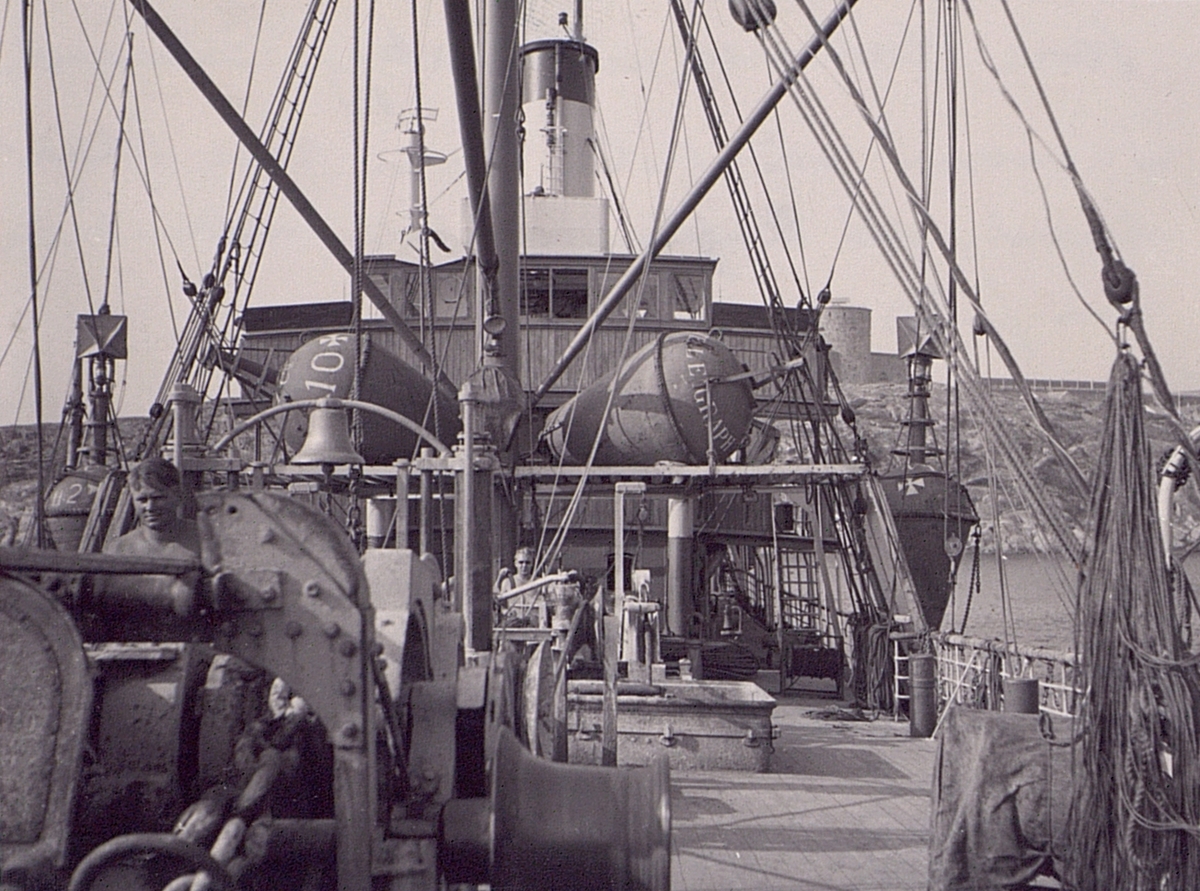 Store Nordiskes kabelfartyg "Eduard Swensson" på sista turen till Marstrand, dit Englandskabeln - den sista som finns kvar - går in.