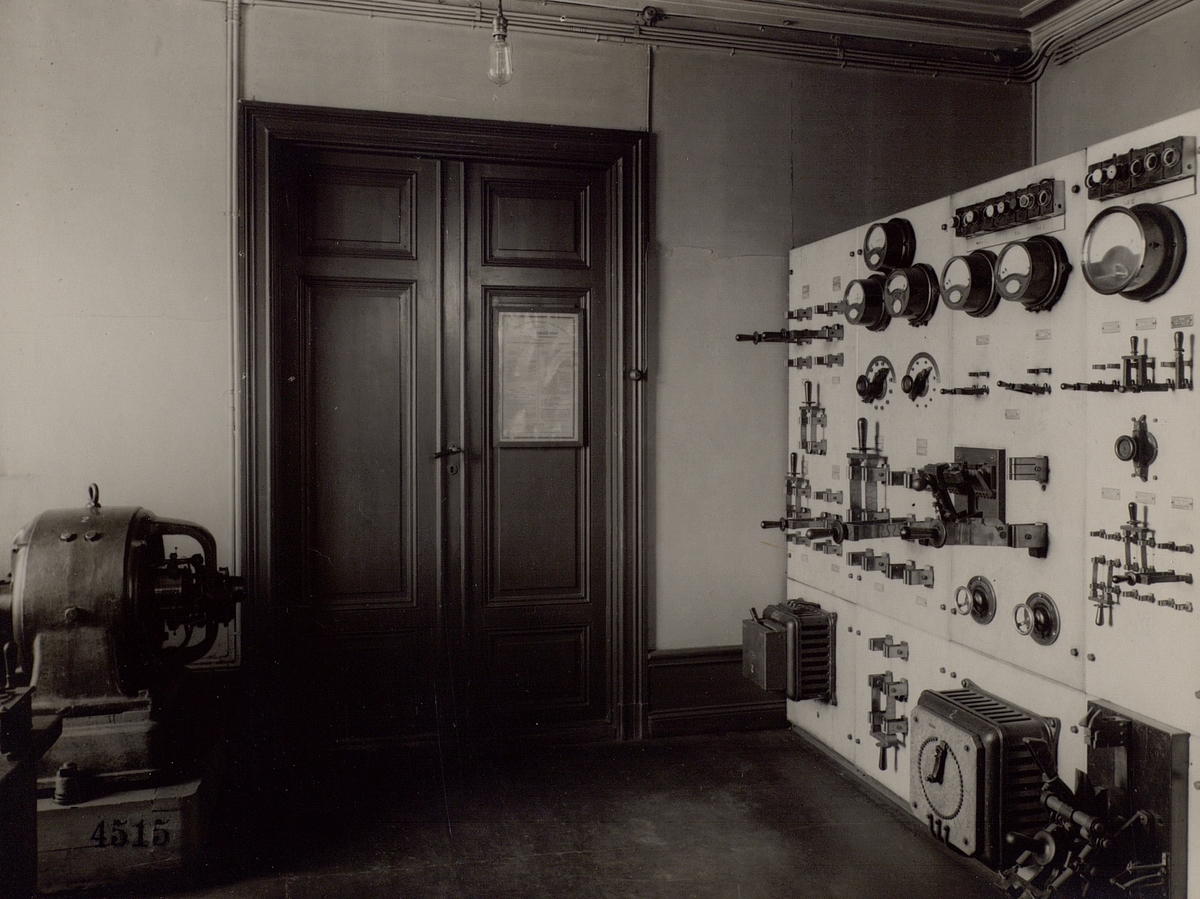 Skeppsbron 2. Maskinrummet med instrumenttavlan. Telefonstationen Skeppsbron 2 "Centralen" var i drift till år 1929, då den automatiserades och flyttades till Jakobsbergsgatan 24.