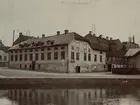 Telefongalgar på hustak. (Okänd placering). År 1910.