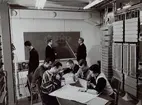 Transmissionskurs för tekniker, Teleskolan. Lärare Kärnell till höger, 1961.