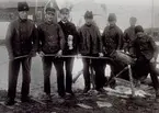 Kabelkramling i Ginsta, Gnarp 1923. Från vänster, Järvström, Per Viktor Ek, Clas Wennberg, Olle Djäkner, Helmer Hallenius, Per Hedlund och Hugo Hjelm. Foto Hugo Hjelm.