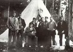 Linjelaget som bodde i detta tält sommaren 1929 på platserna Norrhög, Ramsjö och Hälsinge-Nybo. Från vänster Manne Haglund, Olle Nilsson (Stagelåsen), Jonas Eriksson, Per Hedlund, Erik Persson, Olle Järvström, Johan Ångström, Olle Djäkner och Anders Berglöf.