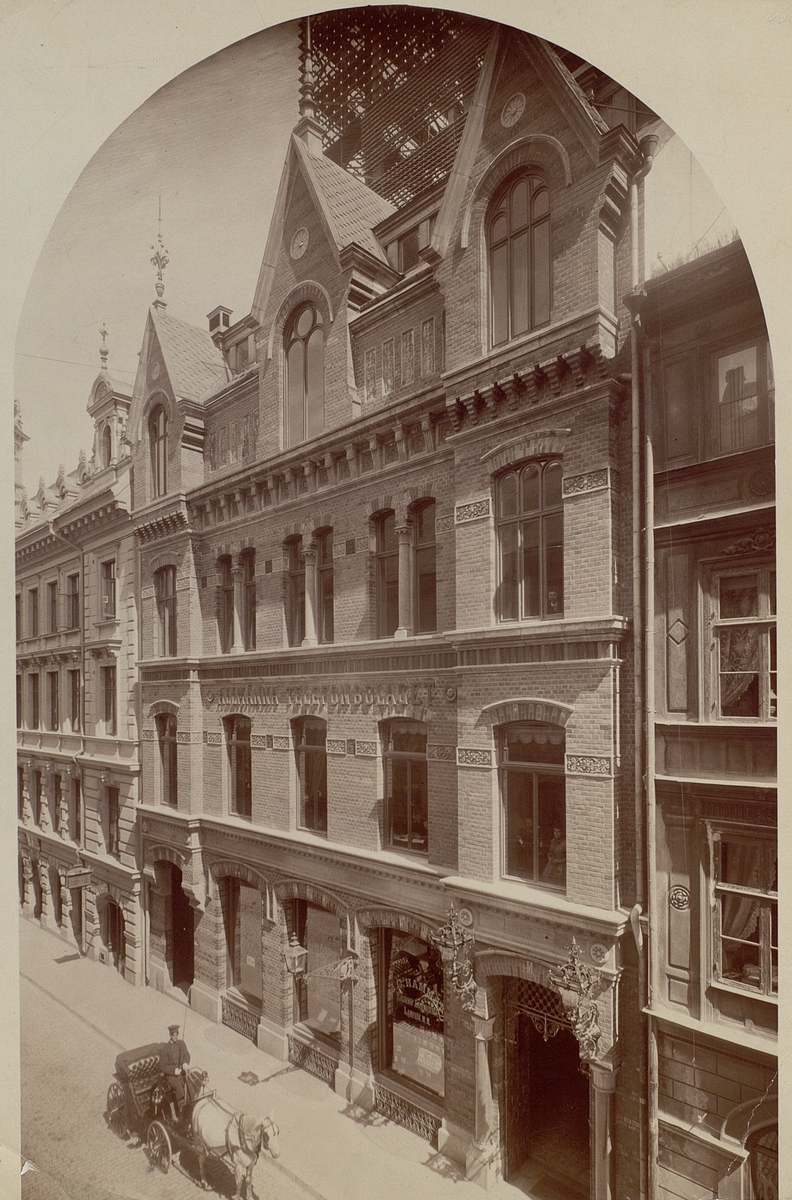 Malmskillnadsgatan 30, Stockholm. Allmänna Telefonbolagets nya huvudstation, invigningsåret 1887 (12 juli). Arkitekter professor M Isaeus och byggmästare W Klemming. Tornet från Motala Mek. Verkstad. Exteriör.