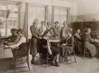 Eksjö telefonstation år 1930. Före automatiseringen. Gruppfoto. Ltf Gabrielle Nilsson, eltf Märta ljunggren, ltf Ella Hultgren, eltf Ines Nilsson (stående), ltf Magda Kvist, lntf Ingeborg Jönsson, (stående), etgx Elna Nordfeldt, eltf Maj Möller (stående), tgx sara Sjöbertg (stående), rtf Margareta Lundahl, rtf Ellen Högberg, ertf Alice Bergman, ltf Brita Lundahl.