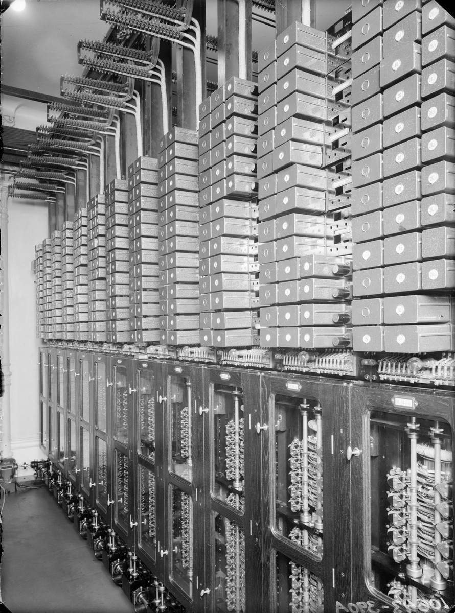 Telefonstationen Malmskillnadsgatan 30, Stockholm. Stativrad med cylinderväljare och reläplåtar till knappsatsbord.